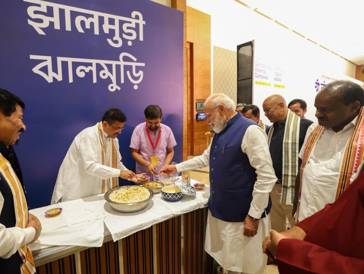 दिल्ली में एनडीए नेताओं की मौजूदगी में मुख्यमंत्री सुवेंदु अधिकारी ने प्रधानमंत्री मोदी को खिलाई झालमुड़ी, कैबिनेट ने किया पीएम का सम्मान