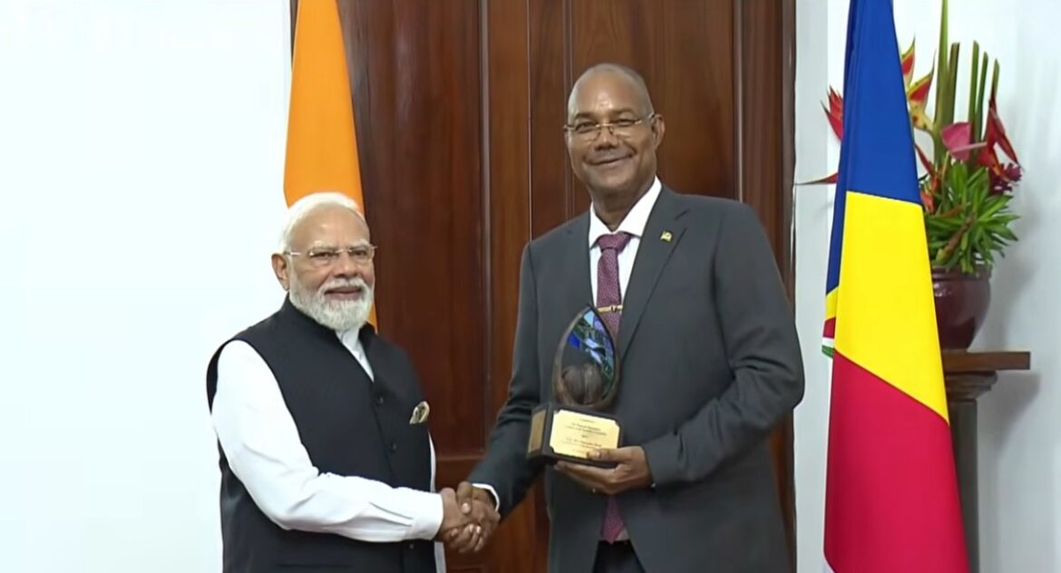 प्रधानमंत्री नरेंद्र मोदी सेशेल्स के सर्वोच्च सम्मान ‘गार्डियन ऑफ द ब्लू होराइजन’ से सम्मानित, द्विपक्षीय संबंधों को मजबूत करने पर चर्चा