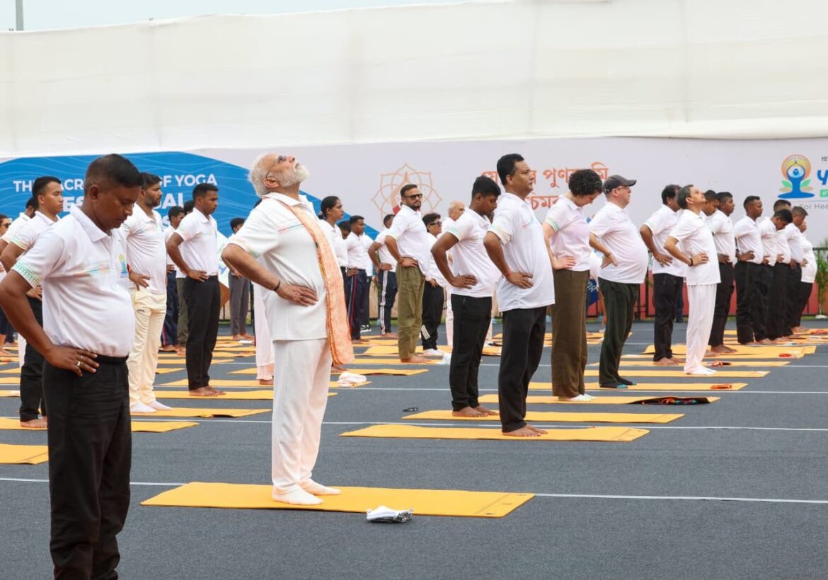 12वें अंतरराष्ट्रीय योग दिवस पर कोलकाता में भव्य आयोजन, प्रधानमंत्री मोदी के साथ जुटे कई भाजपा नेता