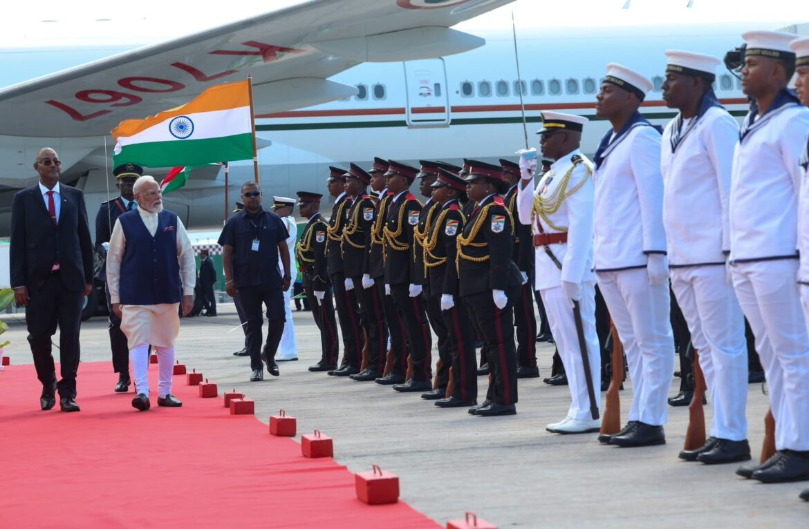 प्रधानमंत्री नरेंद्र मोदी की तीन दिवसीय सेशेल्स यात्रा शुरू, राष्ट्रपति पैट्रिक हर्मिनी ने हवाई अड्डे पर किया भव्य स्वागत