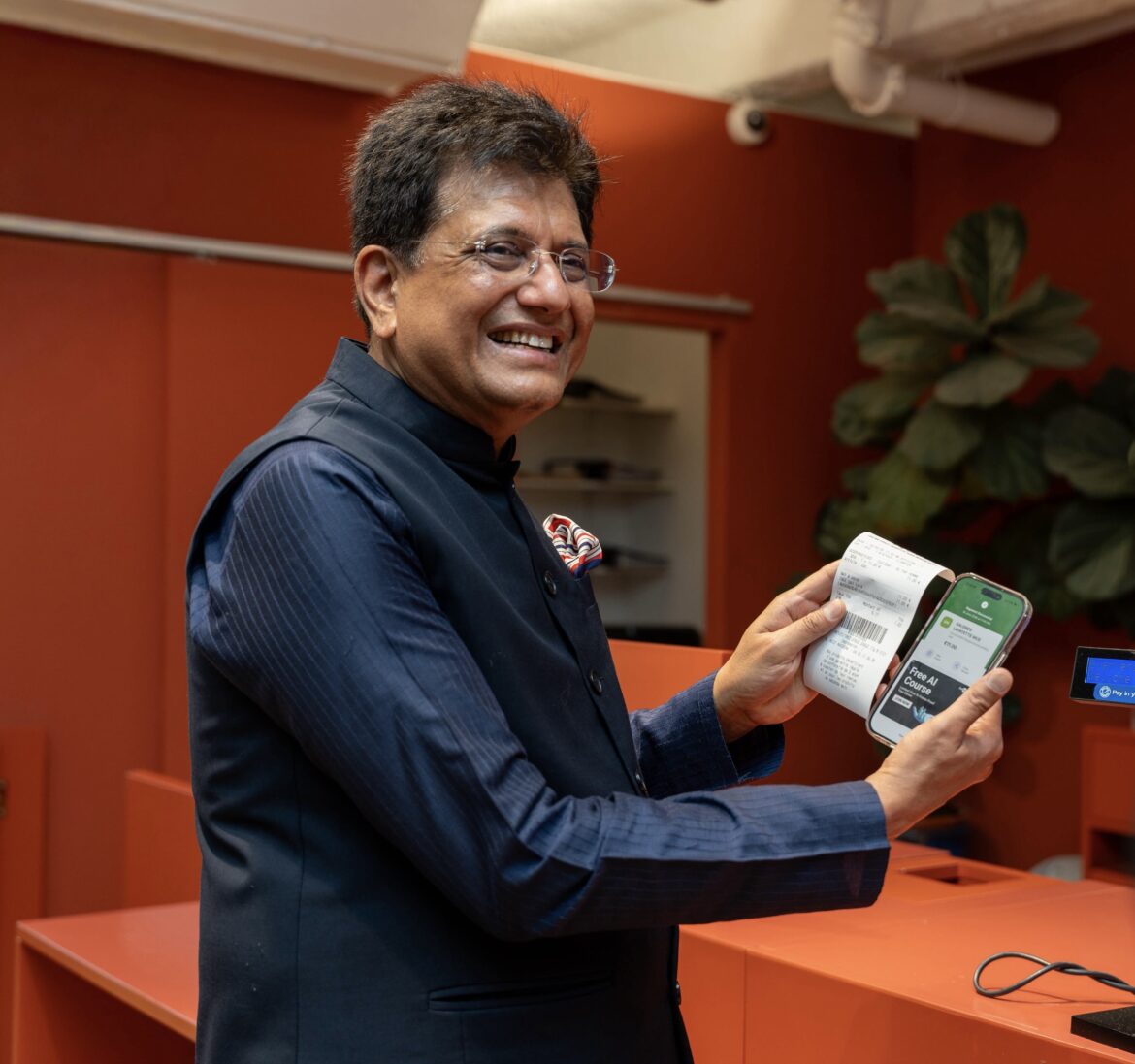 डिजिटल इंडिया की वैश्विक उड़ान: केंद्रीय मंत्री पीयूष गोयल ने फ्रांस के गैलरीज लाफायेट में शुरू की यूपीआई सेवा