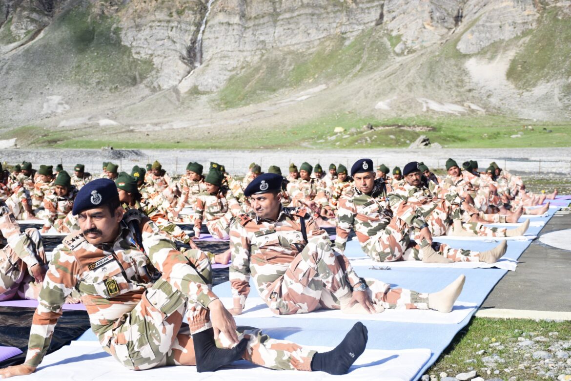 अंतरराष्ट्रीय योग दिवस: भारतीय नौसेना, सीआरपीएफ और आईटीबीपी के जवानों ने समंदर की गहराइयों से लेकर दुर्गम पहाड़ियों तक किया योगाभ्यास