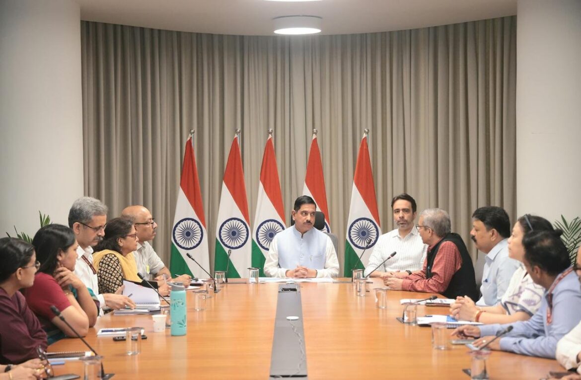 प्रह्लाद जोशी ने संभाला शिक्षा मंत्रालय का अतिरिक्त प्रभार, पहले ही दिन अधिकारियों के साथ की समीक्षा बैठक
