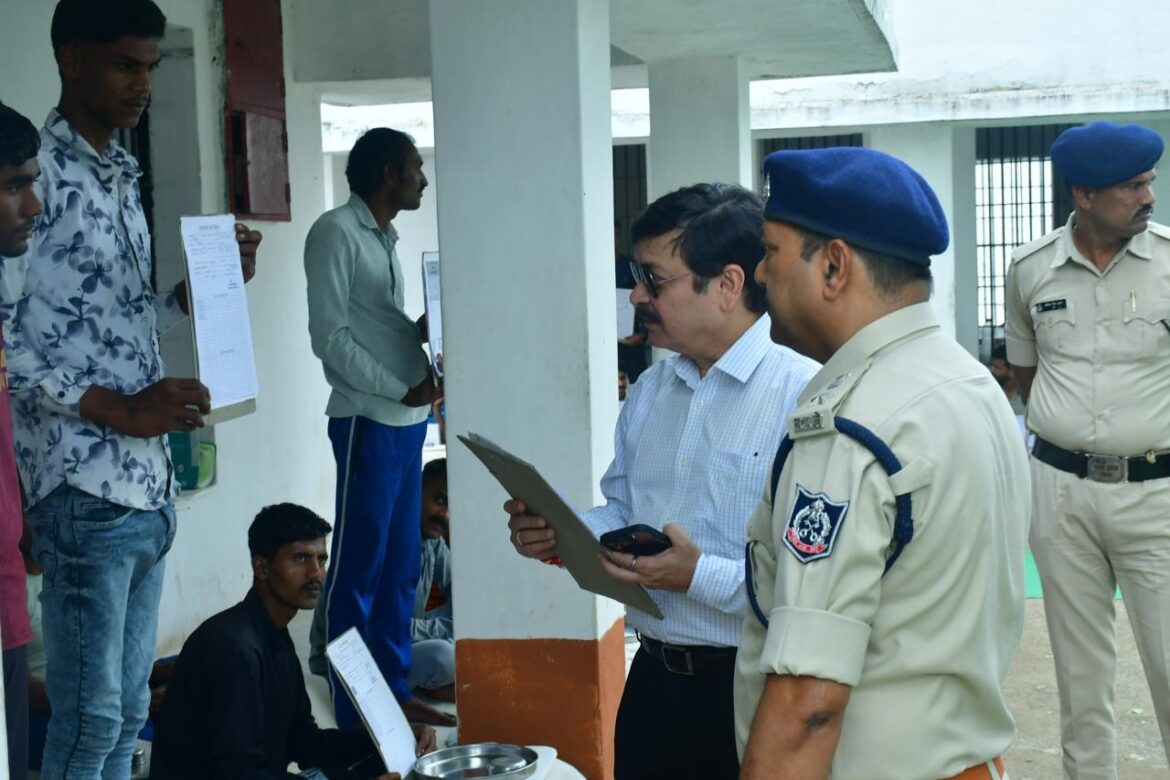 मध्य प्रदेश: जेल महानिदेशक डॉ. वरुण कपूर ने सोनकच्छ उप-जेल का किया औचक निरीक्षण, सुरक्षा और सुविधाओं को सुधारने के दिए निर्देश