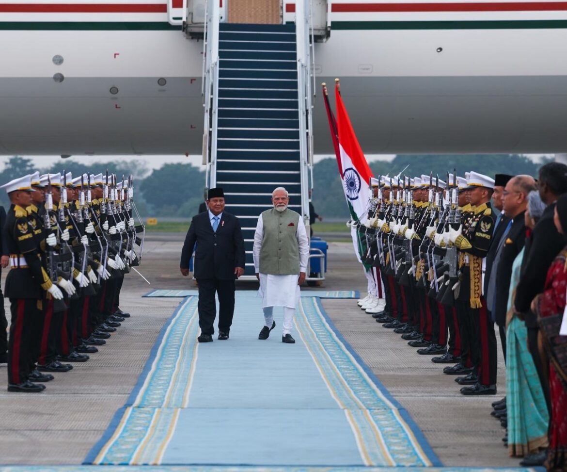 प्रधानमंत्री नरेंद्र मोदी की इंडोनेशिया यात्रा शुरू, जकार्ता पहुंचे; राष्ट्रपति प्रबोवो सुबियांतो ने किया भव्य स्वागत