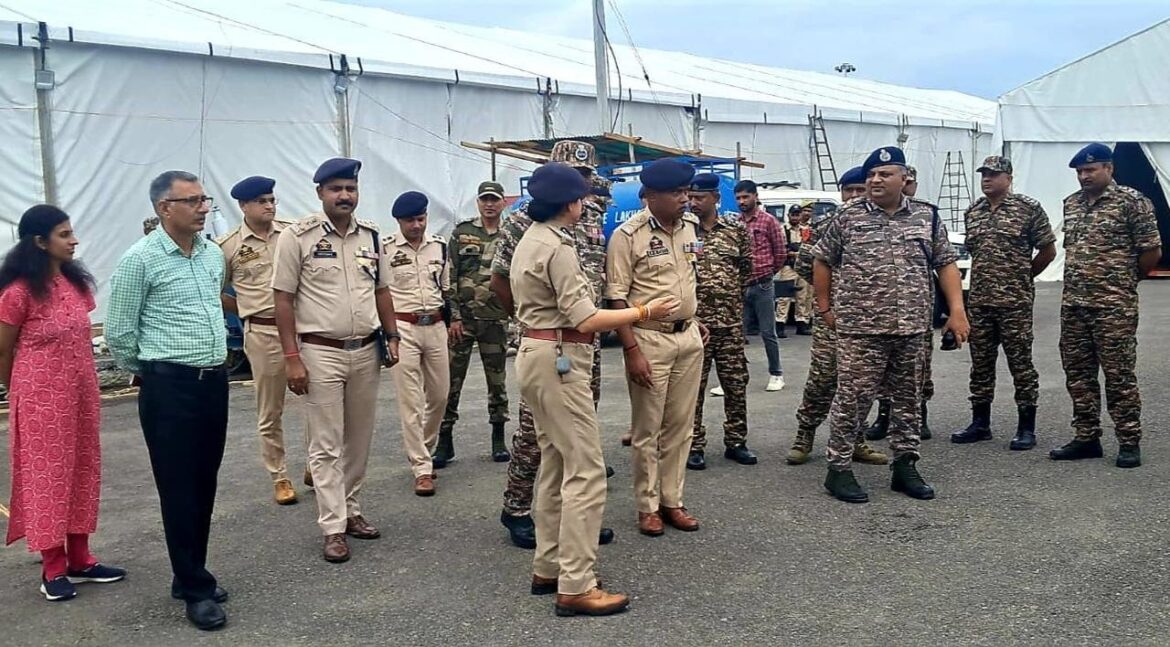 अमरनाथ यात्रा की सुरक्षा पुख्ता करने में जुटा प्रशासन: जम्मू के आईजीपी ने कठुआ और सांबा में तैयारियों की समीक्षा की