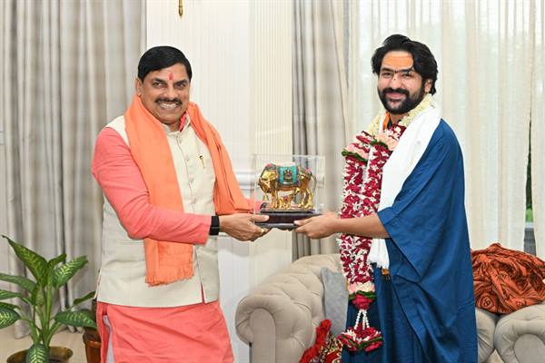 मुख्यमंत्री डॉ. मोहन यादव से बागेश्वर धाम के पीठाधीश्वर धीरेंद्र कृष्ण शास्त्री ने की सौजन्य भेंट