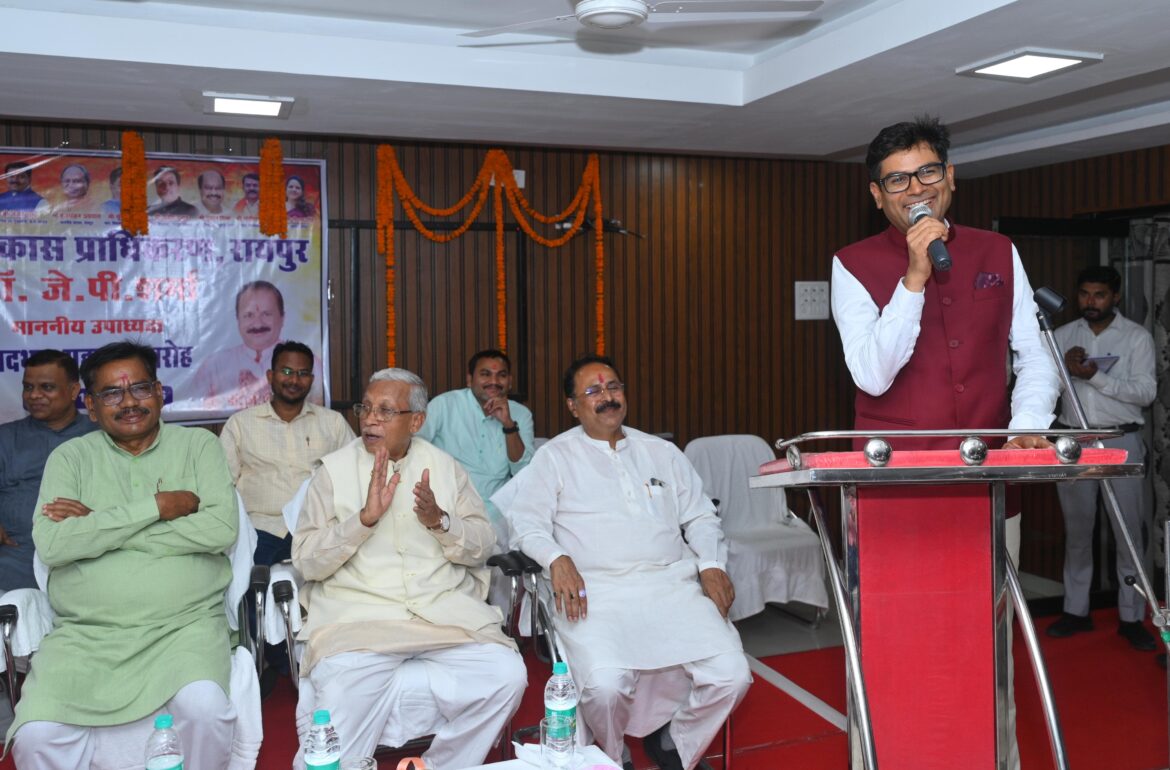 रायपुर विकास प्राधिकरण के नए उपाध्यक्ष डॉ. जय प्रकाश शर्मा ने संभाला पदभार