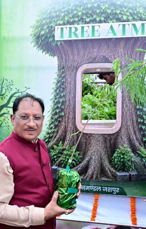 मुख्यमंत्री श्री विष्णुदेव साय ने ट्री एटीएम को हरी झंडी दिखाकर किया रवाना