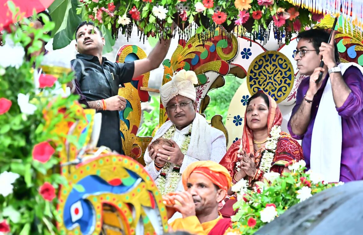 मुख्यमंत्री श्री विष्णुदेव साय ने दोकड़ा की ऐतिहासिक रथयात्रा में निभाई गजपति महाराजा की परंपरा : भगवान श्री जगन्नाथ का रथ खींचकर प्रदेशवासियों के सुख, समृद्धि और खुशहाली की कामना की