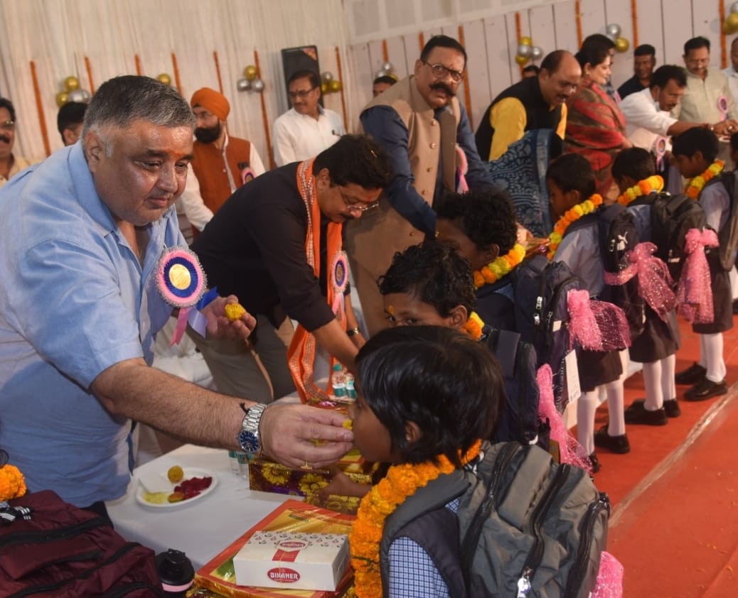 शिक्षा ही सफलता का मूल मंत्र है, कोई भी बच्चा शिक्षा से वंचित न रहे — पर्यटन मंत्री श्री राजेश अग्रवाल