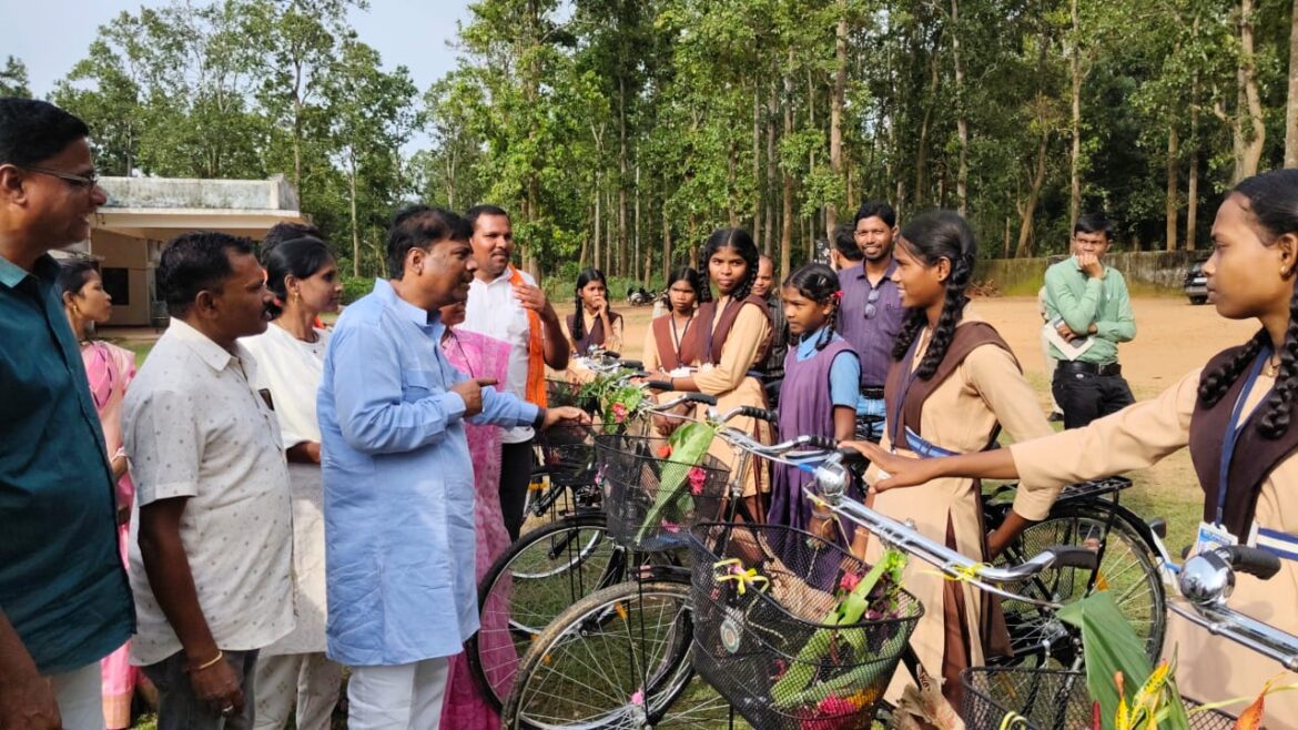 मर्दापाल में वन मंत्री ने ग्राम पंचायत भवन और महतारी सदन का किया लोकार्पण
