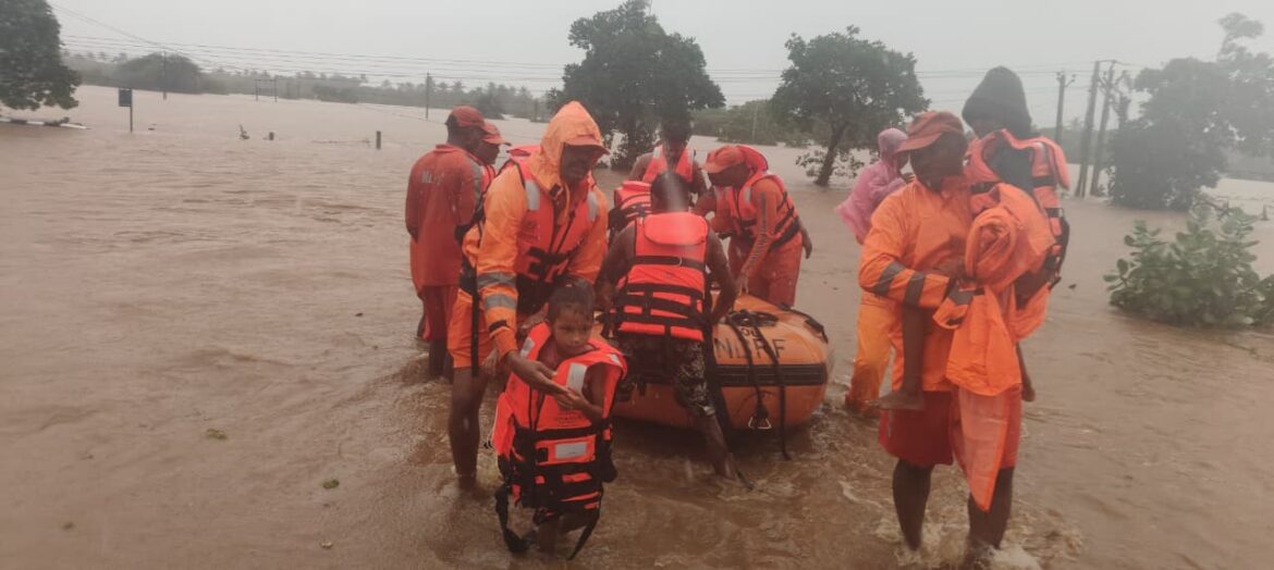 गुजरात: भारी बारिश और बाढ़ के संकट के बीच नवसारी में NDRF ने 67 लोगों को सुरक्षित निकाला, राहत एवं बचाव कार्य तेज