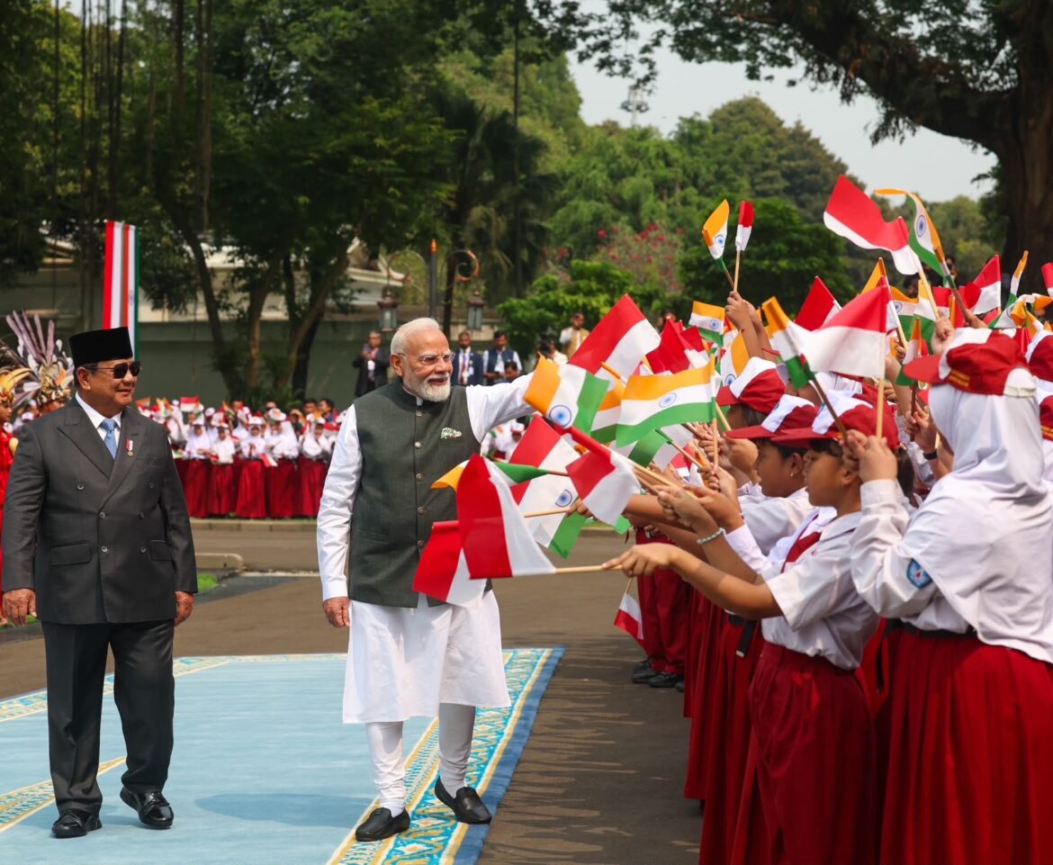 प्रधानमंत्री मोदी की इंडोनेशिया यात्रा: राष्ट्रपति भवन में हुआ भव्य स्वागत, द्विपक्षीय वार्ता में अहम क्षेत्रों पर सहयोग बढ़ाने पर बनी सहमति