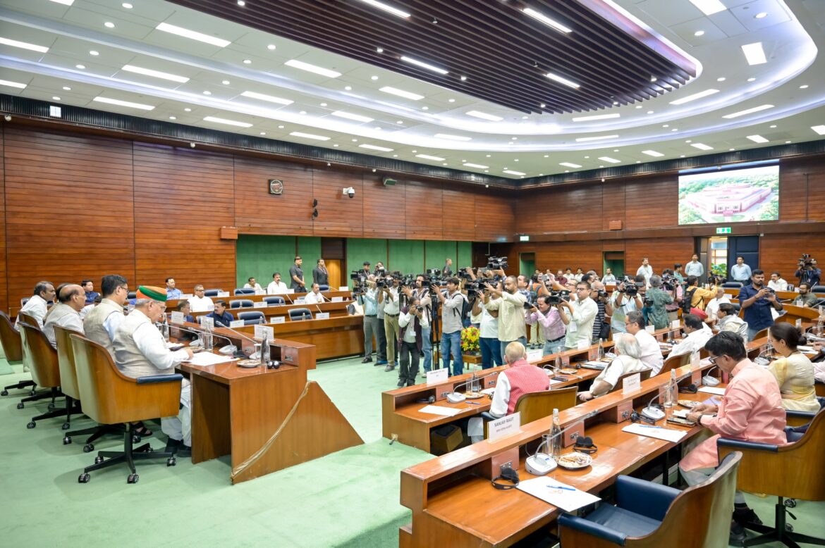 संसद के मानसून सत्र से पूर्व सर्वदलीय बैठक संपन्न; विपक्ष का सांकेतिक वॉकआउट, विधेयकों पर चर्चा का समय निर्धारित