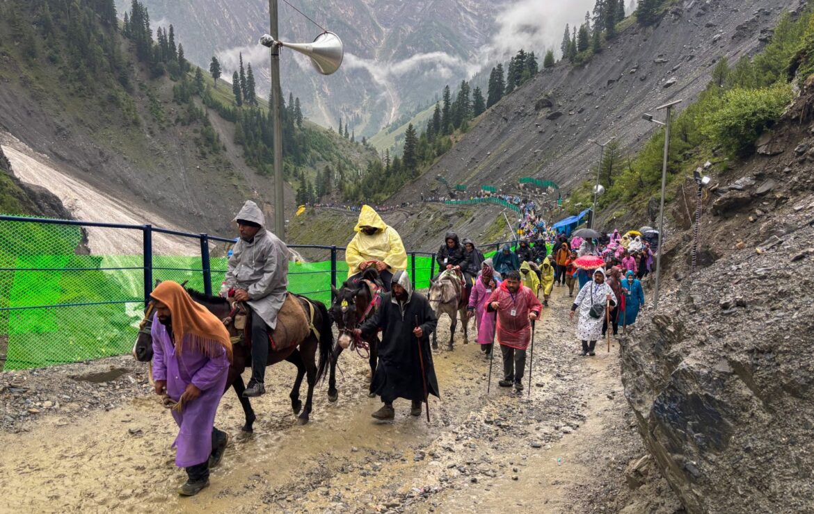 अमरनाथ यात्रा 2026: पवित्र गुफा में मत्था टेकने वाले श्रद्धालुओं की संख्या 1.60 लाख के पार, जम्मू से नया जत्था रवाना