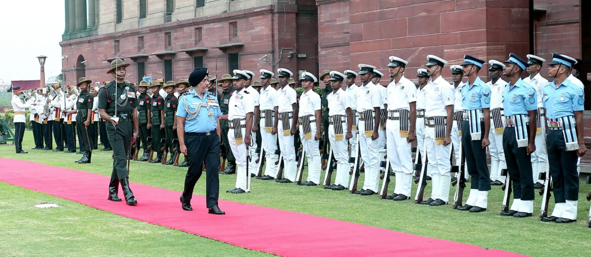 भारतीय वायुसेना के वरिष्ठ अधिकारी एयर मार्शल तेजिंदर सिंह बने नए एकीकृत रक्षा स्टाफ प्रमुख, तीनों सेनाओं ने दिया गार्ड ऑफ ऑनर