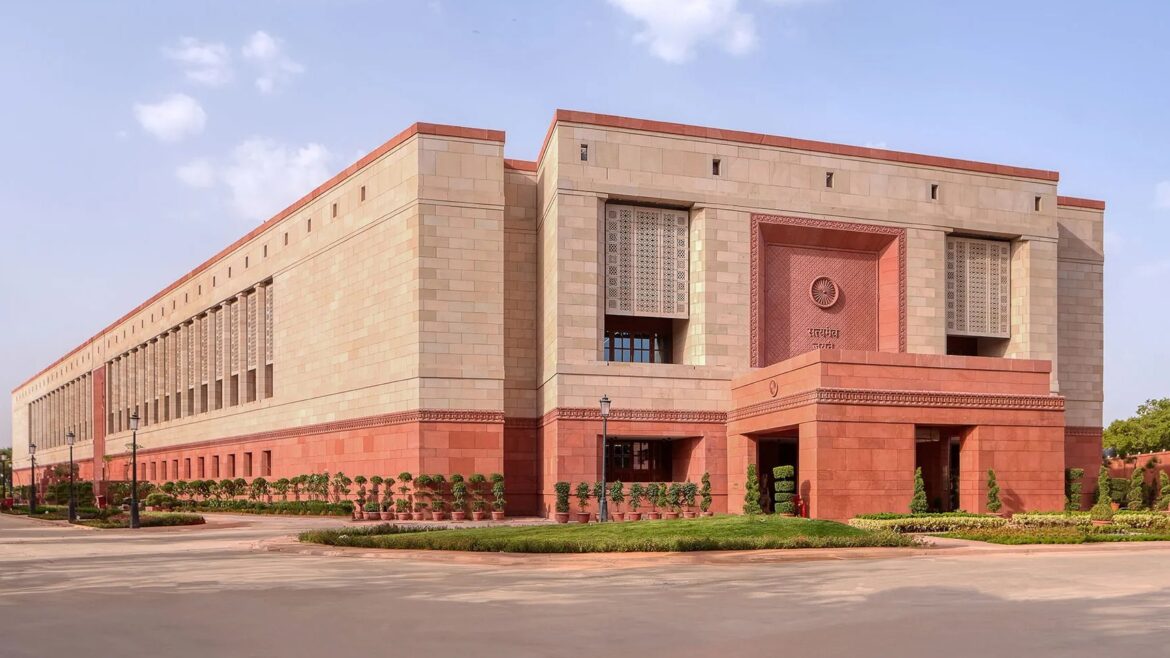 संसदीय मर्यादा बनाए रखने की अध्यक्ष की अपील बेअसर, हंगामे के कारण लोकसभा की बैठक दोपहर 12 बजे तक के लिए टली