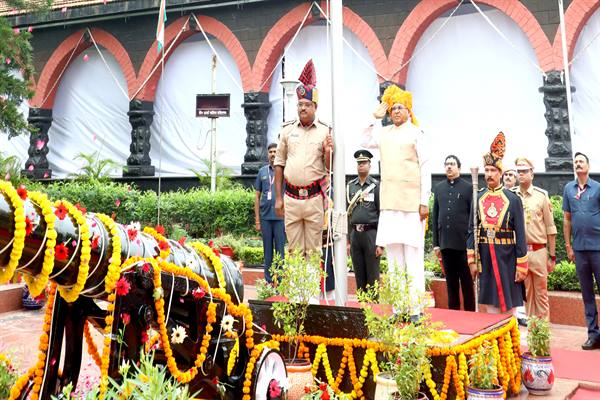 स्वतंत्रता दिवस: राज्यपाल मंगुभाई पटेल ने लोकभवन में फहराया तिरंगा, दी शुभकामनाएं