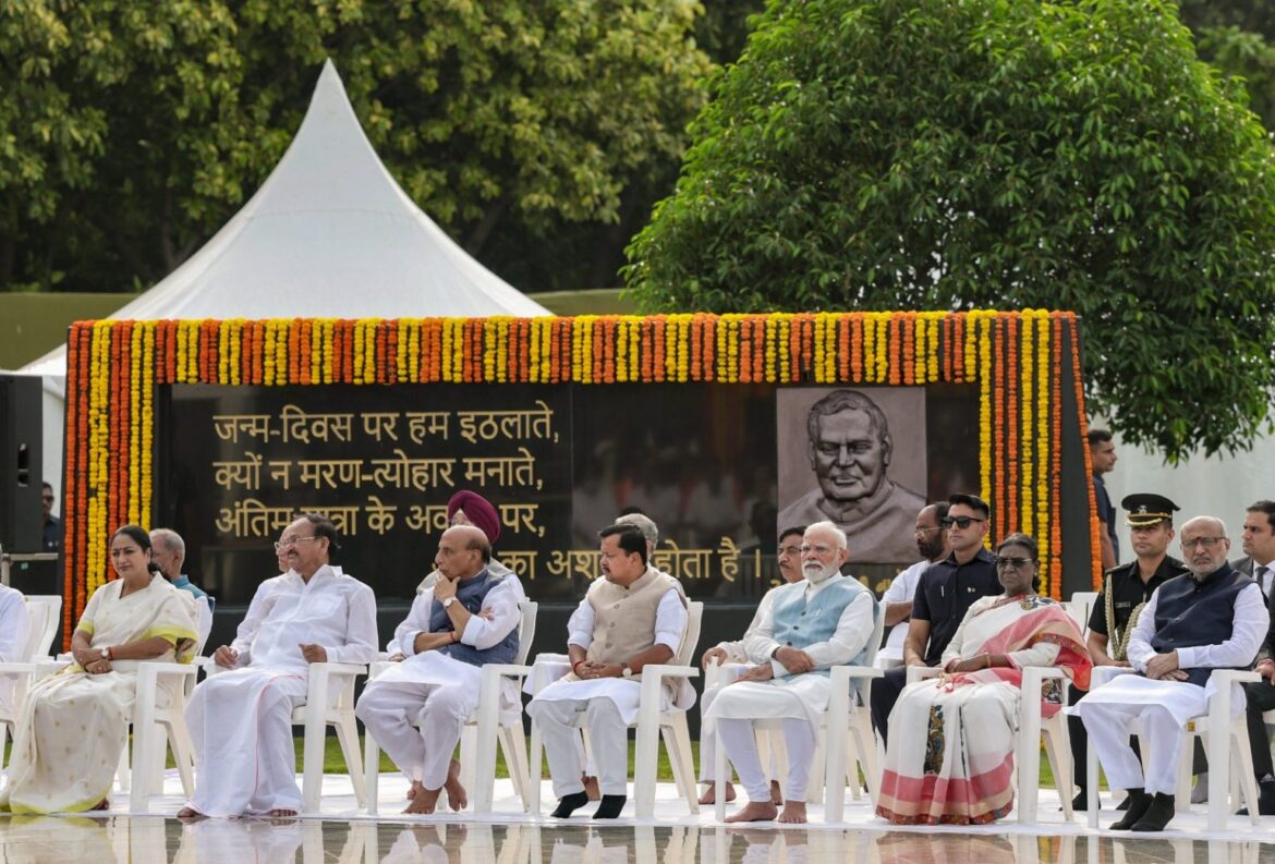 ‘सदैव अटल’ पर प्रार्थना सभा का आयोजन: राष्ट्रपति, उपराष्ट्रपति और प्रधानमंत्री ने अटल बिहारी वाजपेयी को किया नमन