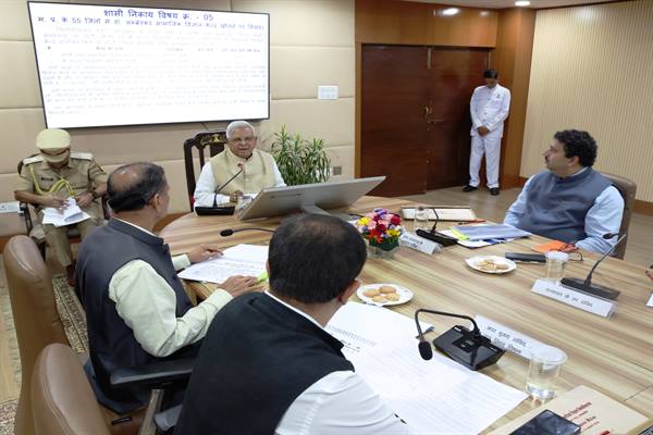 लोक भवन में डॉ. बी. आर. अंबेडकर सामाजिक विज्ञान विश्वविद्यालय की शासी निकाय की बैठक हुई