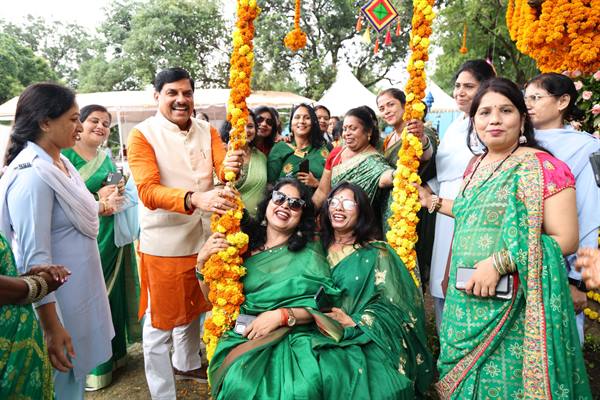 सीएम हाउस में महिला जनप्रतिनिधियों के सम्मान में सावन झूला उत्सव