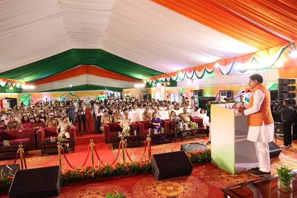 स्वतंत्रता दिवस पर मुख्यमंत्री ने 47 पुलिसकर्मियों को किया सम्मानित, कहा- 35 साल बाद नक्सल मुक्त हुआ मध्य प्रदेश