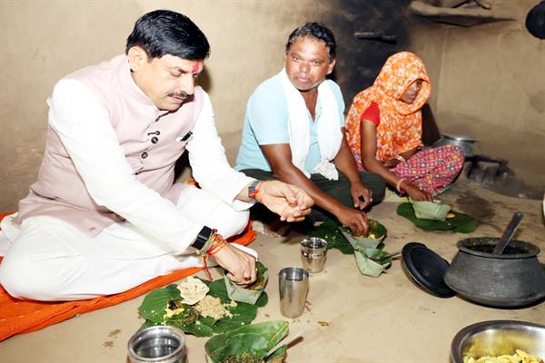 मुख्यमंत्री डॉ. मोहन यादव ने थांदला में जनजातीय परिवार संग किया भोजन, बामनिया परिवार से जाना योजनाओं का हाल