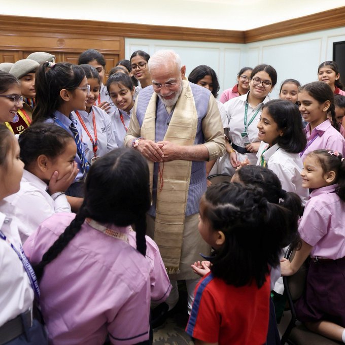 प्रधानमंत्री आवास में रक्षाबंधन उत्सव: पीएम मोदी ने स्कूली बच्चों संग मनाया रक्षाबंधन
