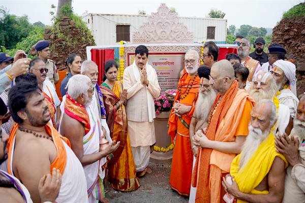 ओंकारेश्वर: एकात्म धाम में 45 पवित्र शिलाओं के पूजन के साथ पंचायतन मंदिर निर्माण का शुभारंभ