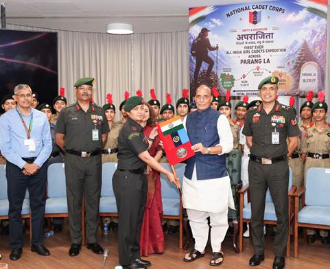 रक्षा मंत्री ने एनसीसी महिला कैडेटों के उच्च-ऊंचाई अभियान ‘अपराजिता-परंग ला 2026’ को दिखाई हरी झंडी