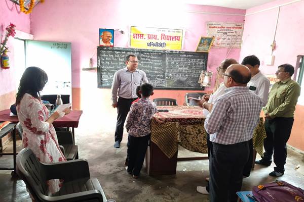ग्यारसपुर के शासकीय स्कूलों में पहुंचे शिक्षा सचिव, विद्यार्थियों और शिक्षकों से संवाद कर जानीं अपेक्षाएं