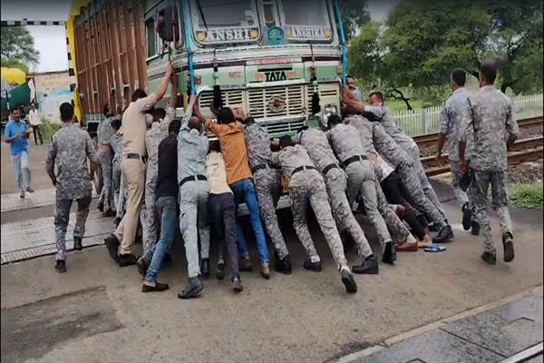 एमपी पुलिस के 49 जवानों ने दिखाई मिसाल, पटरियों पर बंद हुए भारी ट्रक को हटाकर बचाई कई जिंदगियां