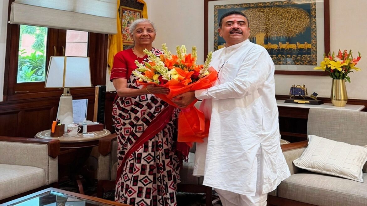 संसद भवन में वित्त मंत्री निर्मला सीतारमण से मिले मुख्यमंत्री सुवेंदु अधिकारी, बंगाल के मुद्दों और प्रशासनिक सहयोग पर बनी सहमति