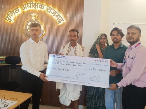 कर्तव्य के दौरान जान गंवाने वाले प्रधान आरक्षक के परिजनों को ₹1.23 करोड़ की आर्थिक सहायता, बेटे को मिली अनुकंपा नियुक्ति