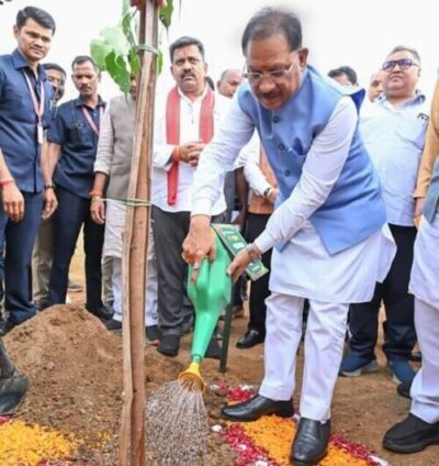 मुख्यमंत्री श्री विष्णुदेव साय ने अपनी माँ के नाम पर लगाया पीपल का पौधा, वन महोत्सव-2026 का हुआ शुभारंभ