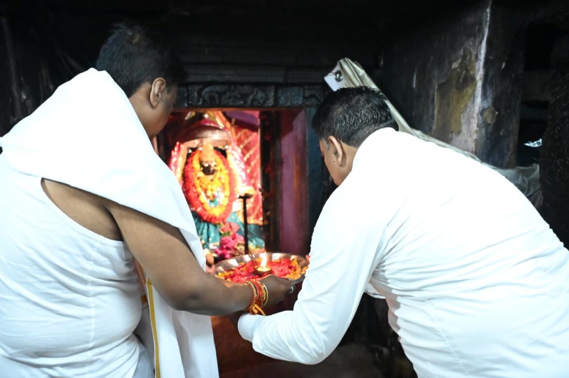 तिरंगा यात्रा के दूसरे दिवस माँ दंतेश्वरी की पूजा-अर्चना कर उप मुख्यमंत्री एवं वन मंत्री ने किया यात्रा का शुभारंभ