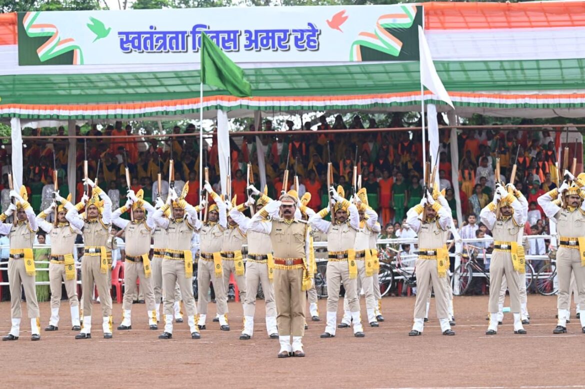 स्वतंत्रता दिवस समारोह : मुख्यमंत्री श्री साय ने पुलिस परेड ग्राउंड पर किया ध्वजारोहण, परेड की ली सलामी