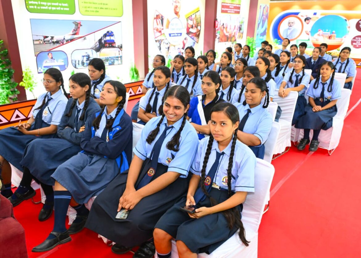 टाउन हॉल में छायाचित्र प्रदर्शनी देखने उमड़ी भीड़, एआई तकनीक से विरासत और पर्यटन का अभिनव अनुभव