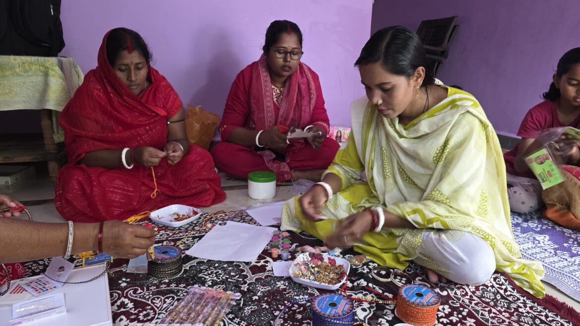 कम लागत में राखियां बनाकर आत्मनिर्भरता की राह पर बढ़ रहीं बिहान की महिलाएं