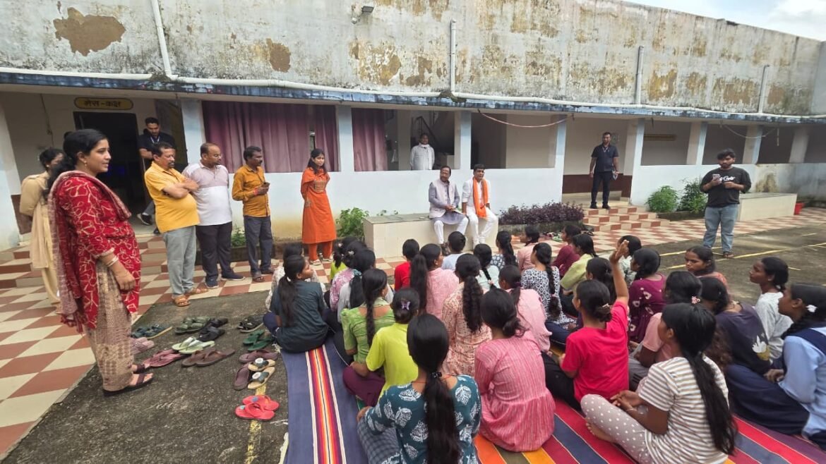 मंत्री श्री रामविचार नेताम ने किया पोस्ट मैट्रिक आदिवासी कन्या छात्रावास का आकस्मिक निरीक्षण
