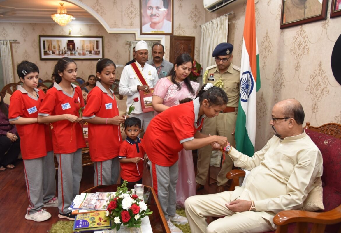 लोक भवन में गूंजा अपनत्व का संदेश, दिव्यांग बच्चों ने राज्यपाल श्री रमेन डेका को बांधा रक्षा सूत्र