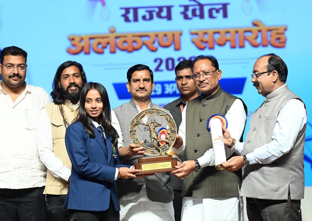 मुख्यमंत्री श्री विष्णु देव साय ने खेलों पर आधारित फोटो प्रदर्शनी और कॉफी टेबल बुक ‘हमारे खिलाड़ी’ का किया विमोचन