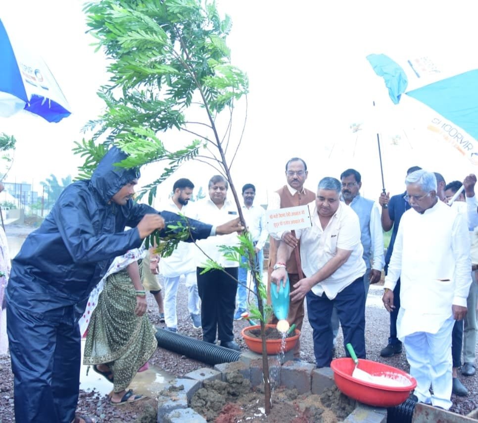 ‘एक पेड़ माँ के नाम’ अभियान से पर्यावरण संरक्षण का संदेश, मंत्री श्री राजेश अग्रवाल ने किया वृक्षारोपण