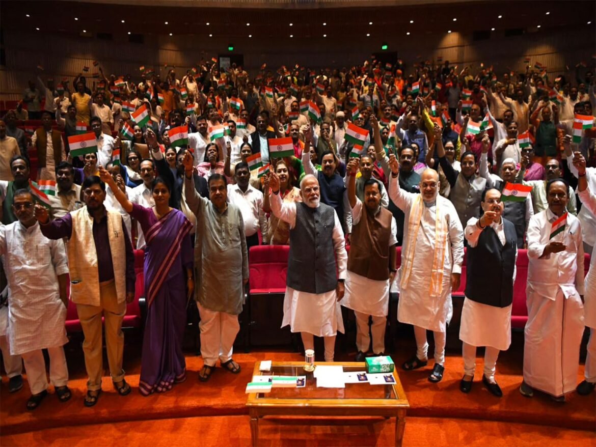 ‘मंगल मिलन’ के बाद संसद परिसर में विरोध मार्च, किरेन रिजिजू बोले – ‘अमित शाह के जवाब से न भागें राहुल’
