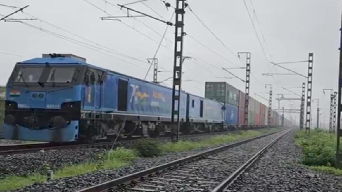 जेएनपीटी से वडोदरा के बीच पहली डबल-स्टैक लॉन्ग-हॉल कंटेनर ट्रेन का सफल परिचालन, भारतीय रेलवे ने रचा नया कीर्तिमान