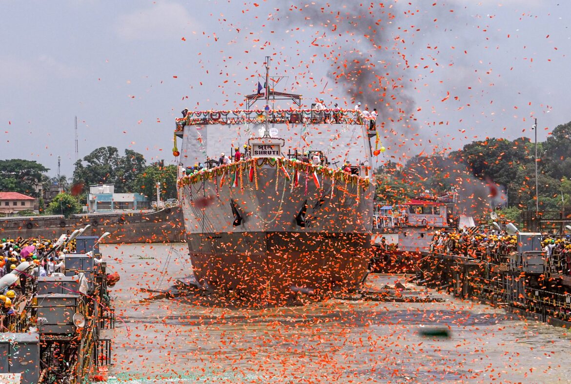 भारतीय नौसेना में शामिल हुई स्वदेशी गश्ती पोत ‘श्रुति’, जीआरएसई कोलकाता में हुआ जलावतरण