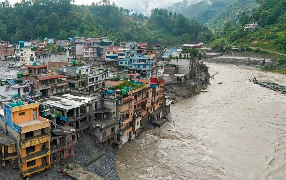 नेपाल में भोटे कोसी नदी की बाढ़ से भारी तबाही: 290 भारतीय समेत 644 लोग लापता, कई सुरक्षित निकाले गए