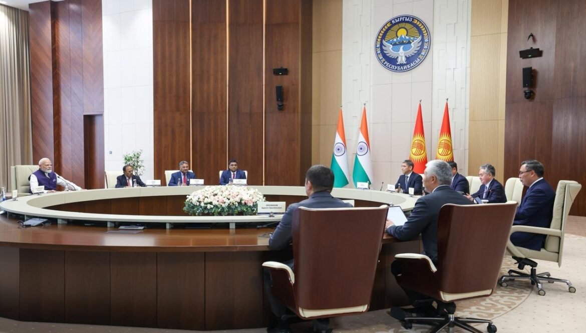 एससीओ शिखर सम्मेलन: प्रधानमंत्री नरेंद्र मोदी ने किर्गिज़ राष्ट्रपति सादिर जापारोव से की द्विपक्षीय वार्ता, आपसी सहयोग बढ़ाने पर जोर