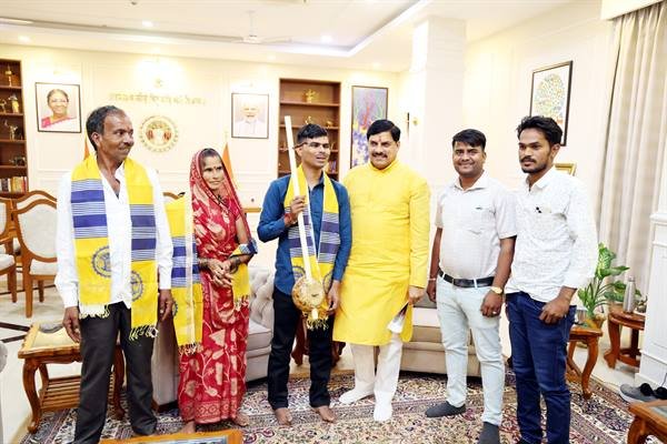 मुख्यमंत्री डॉ. मोहन यादव ने बुंदेली गायक सुनील लोधी को किया सम्मानित, एक लाख रुपये की सम्मान निधि और संगीत शिक्षा में सहयोग का दिया आश्वासन